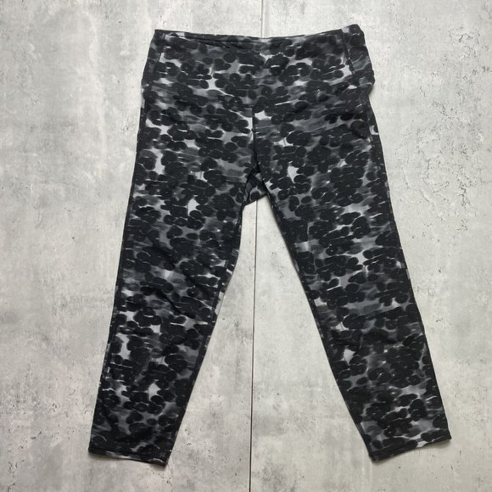 Athleta Chaturanga Womens Sz S Cheetah Crop Capri Leggings Black White 138221-01